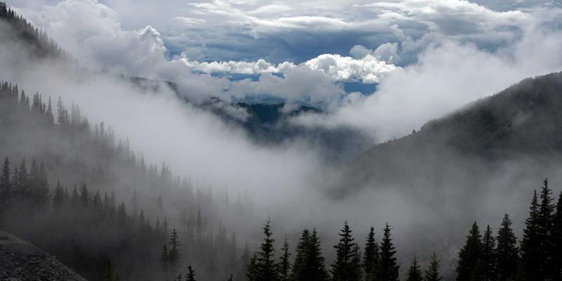 人像摄影黄金焦段深度剖析：85mm与135mm定焦镜头的氛围感与空间压缩感