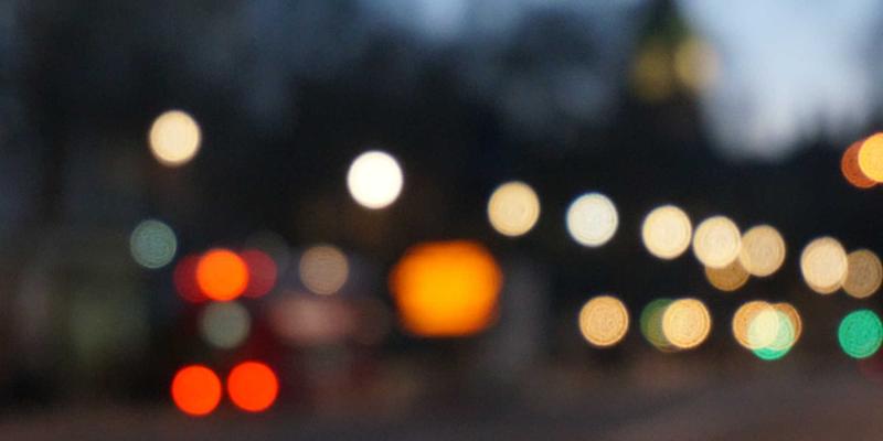 折返镜头深度评测：如何用独特环形光斑打造梦幻人像与风光摄影