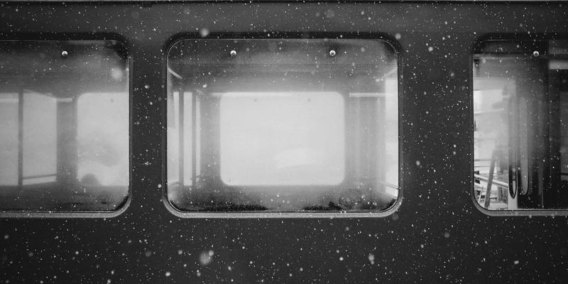 镜头色散控制技术全解析：如何通过特殊镜片与镀膜技术消除紫边与色差